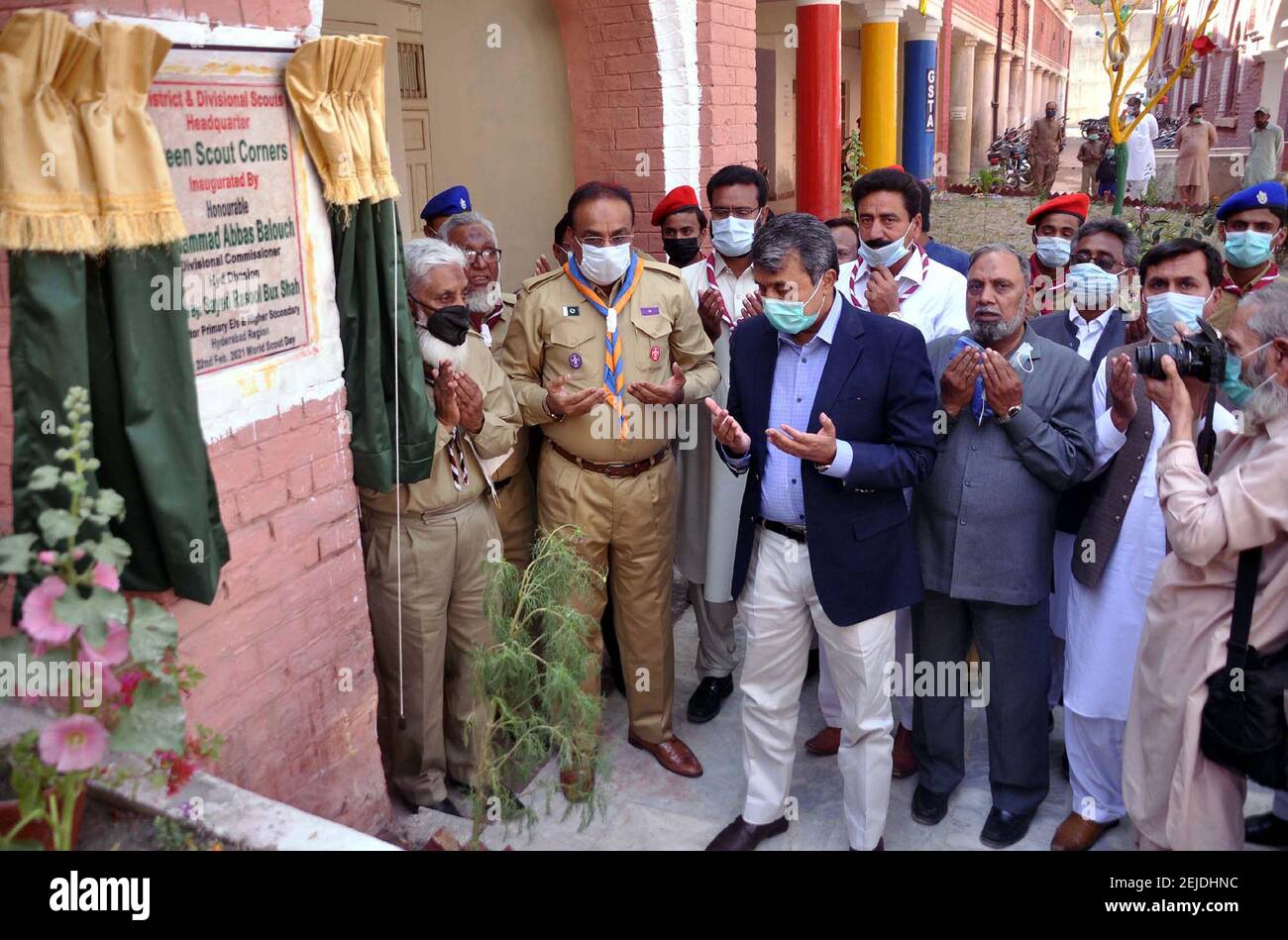 Le commissaire de division Hyderabad, Muhammad Abbas Baloch offre à Dua après avoir dévoilé la plaque lors de la cérémonie d'inauguration du quartier général des Scouts de district et de division les coins verts du Scoutisme à l'occasion de la Journée mondiale du Scoutisme qui s'est tenue à Hyderabad le lundi 22 février 2021. Banque D'Images