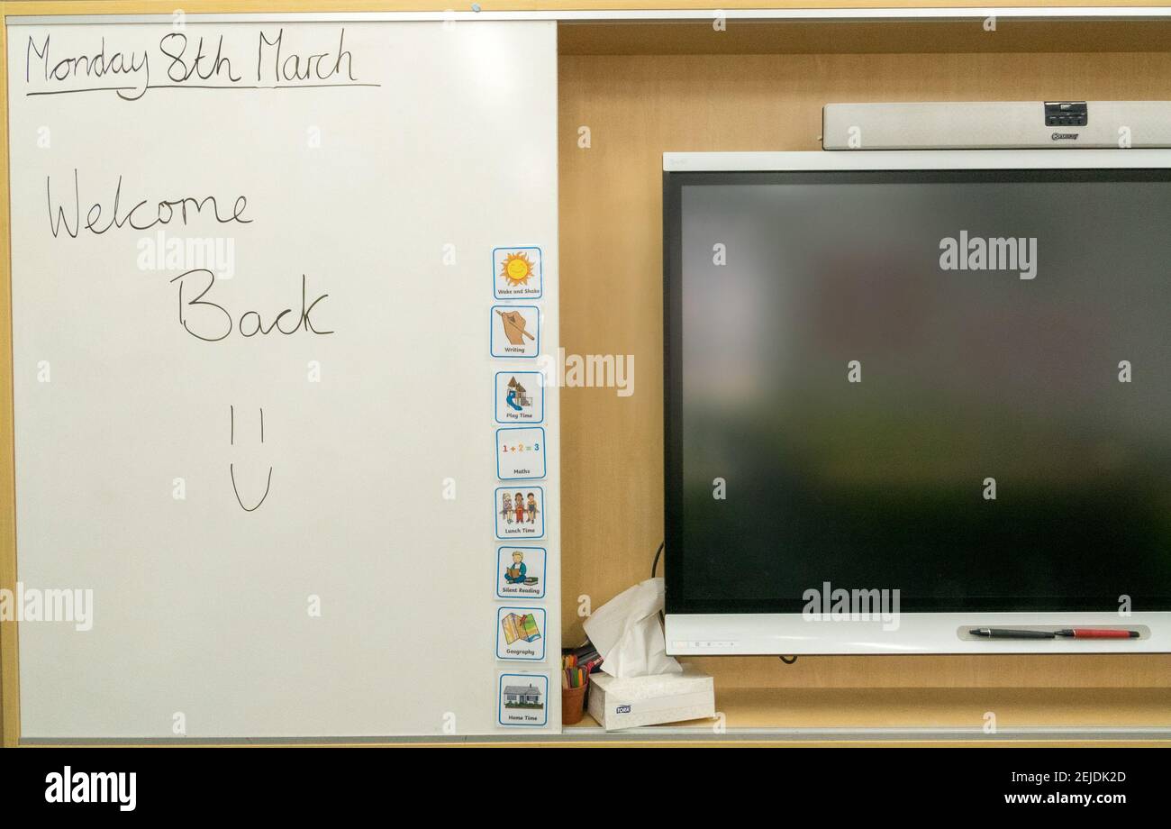 Le lundi 8 mars et un message de bienvenue écrit sur un tableau blanc de classe. Les écoles rouvrent à tous les écoliers d'Angleterre à partir du 8 mars, après une période de fermeture pour l'apprentissage à domicile pendant le confinement de la covid19. Londres, Royaume-Uni 22 février 2021. Banque D'Images