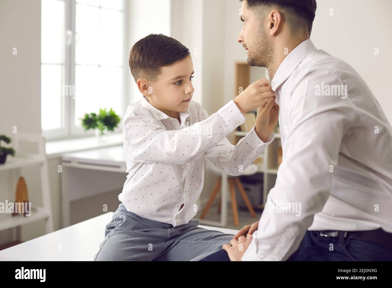 Père et petit fils s'habiller et mettre sur blanc chemises pour les  occasions spéciales de famille Photo Stock - Alamy