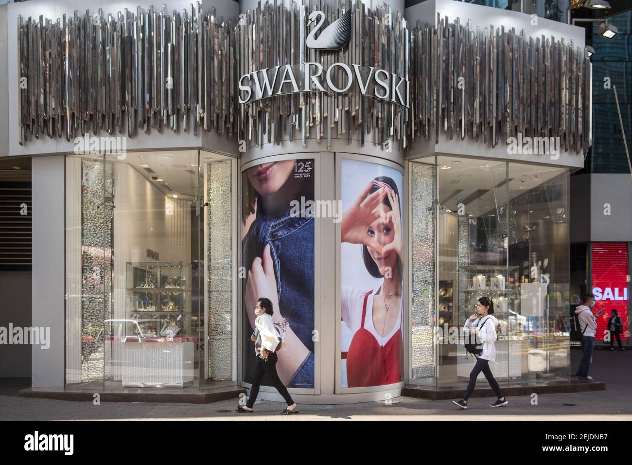 Producteur autrichien de bijoux et de la marque de luxe Swarovski magasin  vu à Hong Kong. (Photo de Budrul Chukrut / SOPA Images/Sipa USA Photo Stock  - Alamy