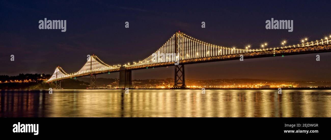 Pont suspendu au-dessus de l'océan Pacifique éclairé la nuit, Bay Bridge, baie de San Francisco, San Francisco, Californie, ÉTATS-UNIS Banque D'Images