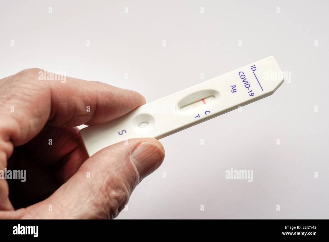 Test rapide Corona : la cassette de test présente un test rapide négatif de l'antigène Covid-19 de la société chinoise Joinstar Biomedical à l'aide d'un échantillon de salive. --- Corona-Schnelltest: Testkassette zeigt einen durch eine Speichelprobe vorgenommenen negativen Covid-19 Antigen-Schnelltest der chinesischen Firma Joinstar Biomedical. Banque D'Images Test rapide Corona : la cassette de test présente un test rapide négatif de l'antigène Covid-19 de la société chinoise Joinstar Biomedical à l'aide d'un échantillon de salive. --- Corona-Schnelltest: Testkassette zeigt einen durch eine Speichelprobe vorgenommenen negativen Covid-19 Antigen-Schnelltest der chinesischen Firma Joinstar Biomedical. Banque D'Images