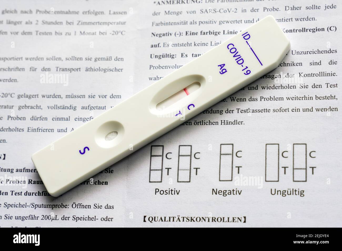 Test rapide Corona: Cassette de test et insert d'emballage avec le mode d'emploi, il montre un test rapide négatif de l'antigène Covid-19 de par la société chinoise Joinstar Biomedical en utilisant un échantillon de salive. --- Corona-Schnelltest: Teckassette und Beipackzettel mit der Gebrauchsanweisung, sie zeigt einen durch eine Speichelprobe vorgenommenen negativen Covid-19 Antigen-Schnelltest der chinesischen Firma Joinstar Biomedical. Banque D'Images Test rapide Corona: Cassette de test et insert d'emballage avec le mode d'emploi, il montre un test rapide négatif de l'antigène Covid-19 de par la société chinoise Joinstar Biomedical en utilisant un échantillon de salive. --- Corona-Schnelltest: Teckassette und Beipackzettel mit der Gebrauchsanweisung, sie zeigt einen durch eine Speichelprobe vorgenommenen negativen Covid-19 Antigen-Schnelltest der chinesischen Firma Joinstar Biomedical. Banque D'Images