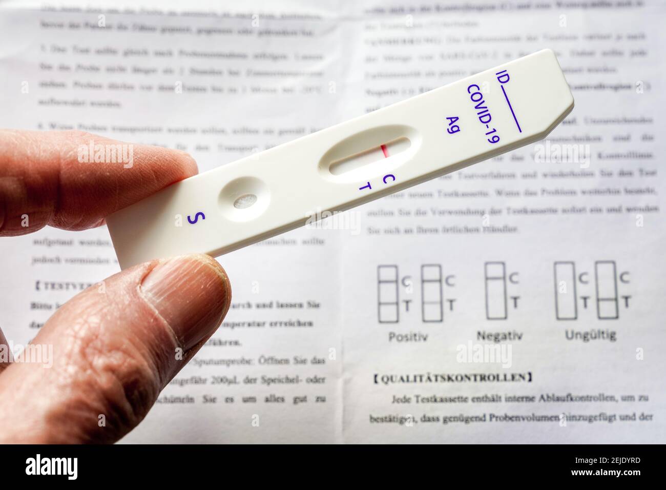 Test rapide Corona: Cassette de test et insert d'emballage avec le mode d'emploi, il montre un test rapide négatif de l'antigène Covid-19 de par la société chinoise Joinstar Biomedical en utilisant un échantillon de salive. --- Corona-Schnelltest: Teckassette und Beipackzettel mit der Gebrauchsanweisung, sie zeigt einen durch eine Speichelprobe vorgenommenen negativen Covid-19 Antigen-Schnelltest der chinesischen Firma Joinstar Biomedical. Banque D'Images Test rapide Corona: Cassette de test et insert d'emballage avec le mode d'emploi, il montre un test rapide négatif de l'antigène Covid-19 de par la société chinoise Joinstar Biomedical en utilisant un échantillon de salive. --- Corona-Schnelltest: Teckassette und Beipackzettel mit der Gebrauchsanweisung, sie zeigt einen durch eine Speichelprobe vorgenommenen negativen Covid-19 Antigen-Schnelltest der chinesischen Firma Joinstar Biomedical. Banque D'Images