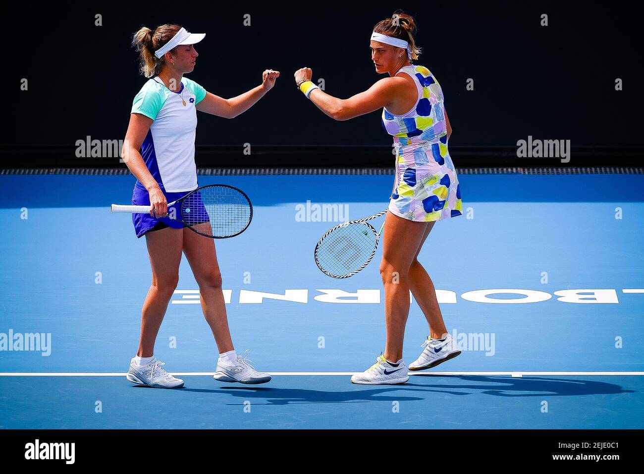 Elise Mertens Belge et Aryna Sabalenka biélorusse photographiée lors d'un  match de tennis entre Mertens-Sabalenka et Kudermetova-Riske, couple  russo-américain, lors de la troisième manche de la compétition féminine de l'Open  de tennis