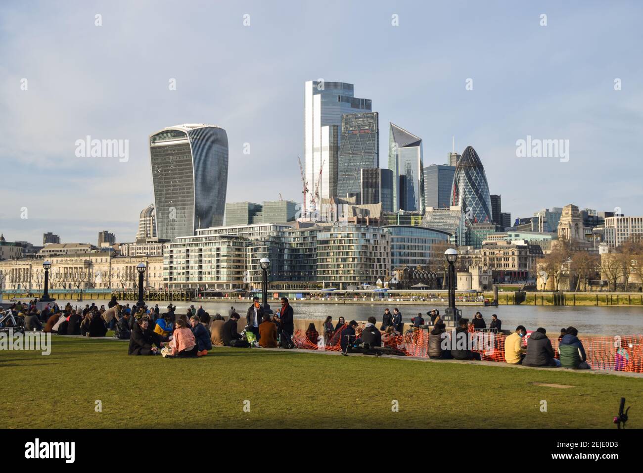 Les personnes qui profitent du soleil dans le parc Potters Fields, à côté de Tower Bridge, avec vue sur la ville de Londres. Banque D'Images