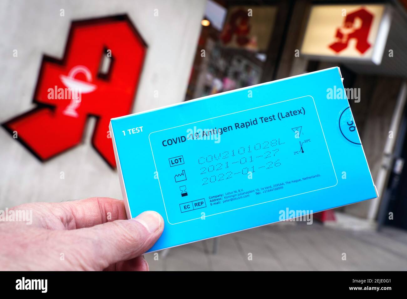 Photo symbolique: Pack d'un test rapide d'antigène Covid-19 (fabricant chinois Joinstar Biomedical) en face d'une pharmacie. ATTENTION Symbol Picture, les tests rapides ne seront pas offerts ou vendus dans les pharmacies le 22 février 2021. Le pack illustré a été obtenu sur Internet. --- Symbolbild: Packung eines Covid-19 Antigen-Schnelltests (chinesischer Hersteller Joinstar Biomedical) vor einer Apotheke. SCHNELLTESTS werden am 22.2.2021 noch nicht in Apotheken angeboten und verkauft. Die abgebildete Packung wurde über das Internet bezogen. Banque D'Images