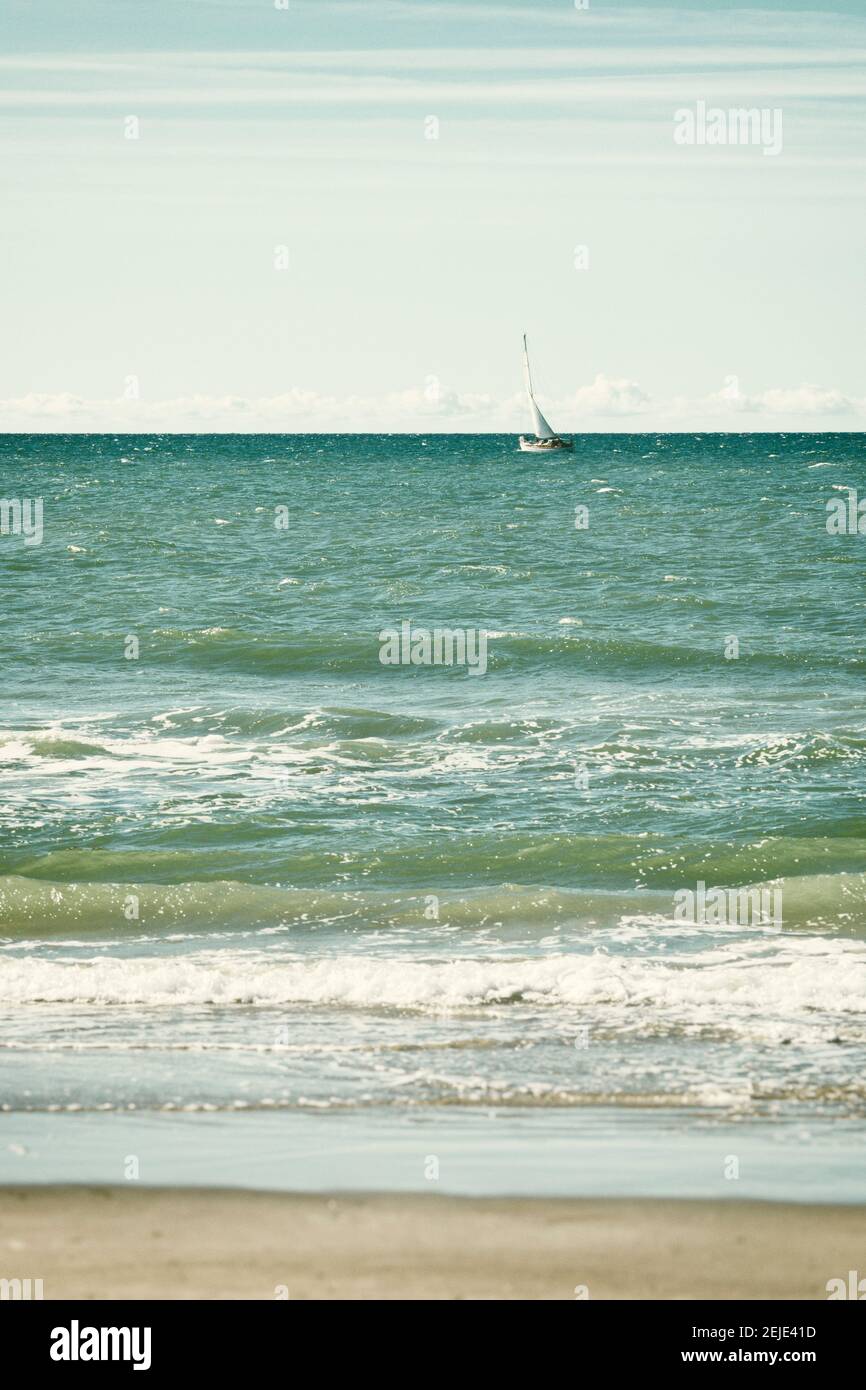 Voilier au large de la côte de la mer du Nord à Jutland du Nord, Danemark Banque D'Images