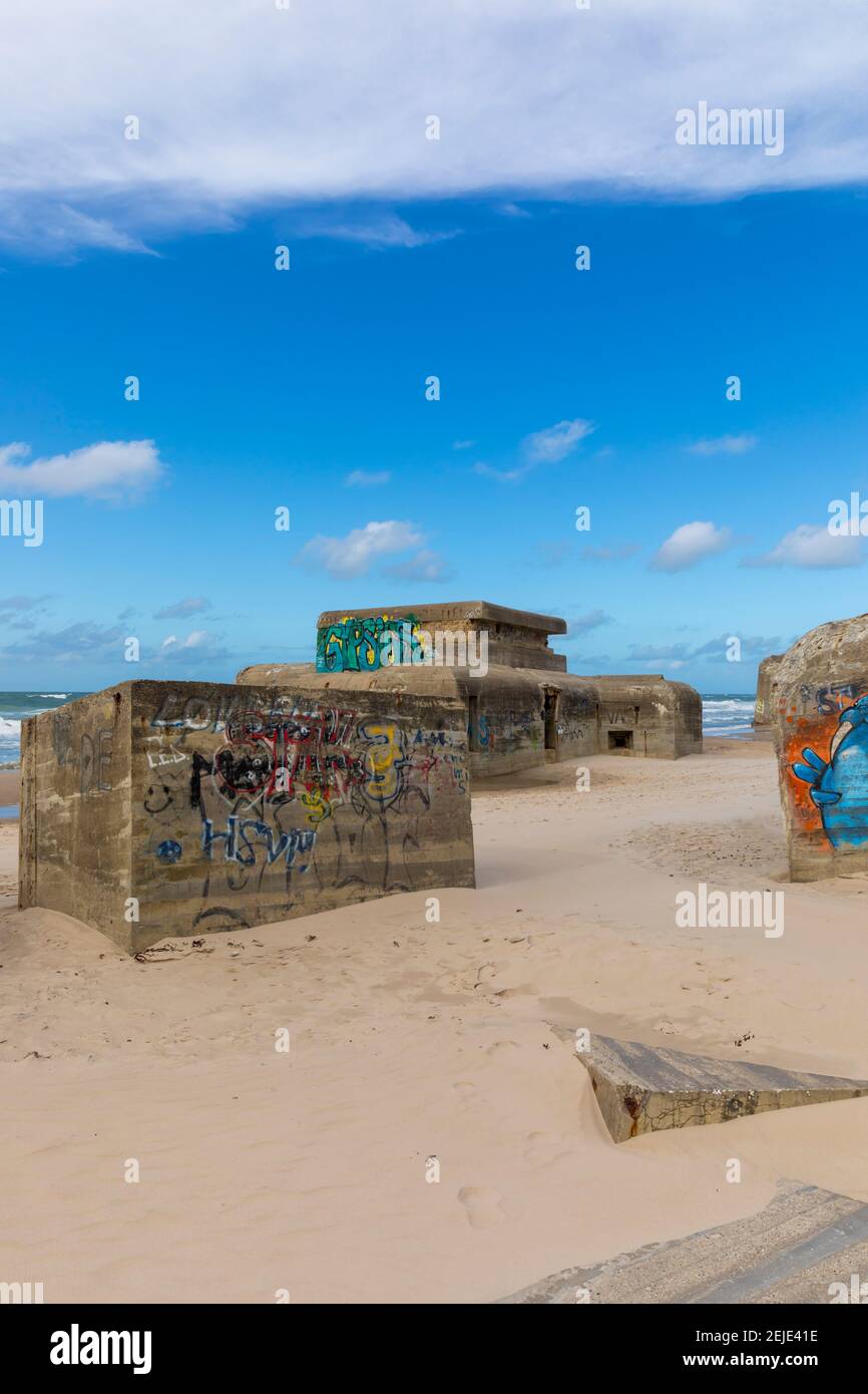 Les bunkers de la Seconde Guerre mondiale couverts de graffitis sur la plage de la mer du Nord de Løkken, au Danemark Banque D'Images