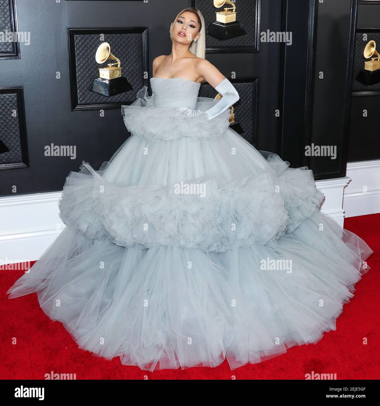 robe ariana grande