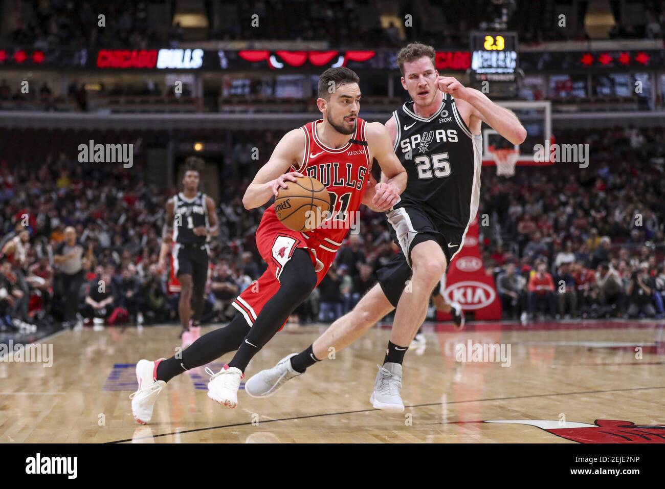 Chicago Bulls garde Tomas Satoransky (31) contre San Antonio Spurs centre Jakob Poeltl (25) pendant la première moitié au United Center lundi 27 janvier 2020 à Chicago. (Armando L. Sanchez/Chicago Tribune/TNS) Banque D'Images