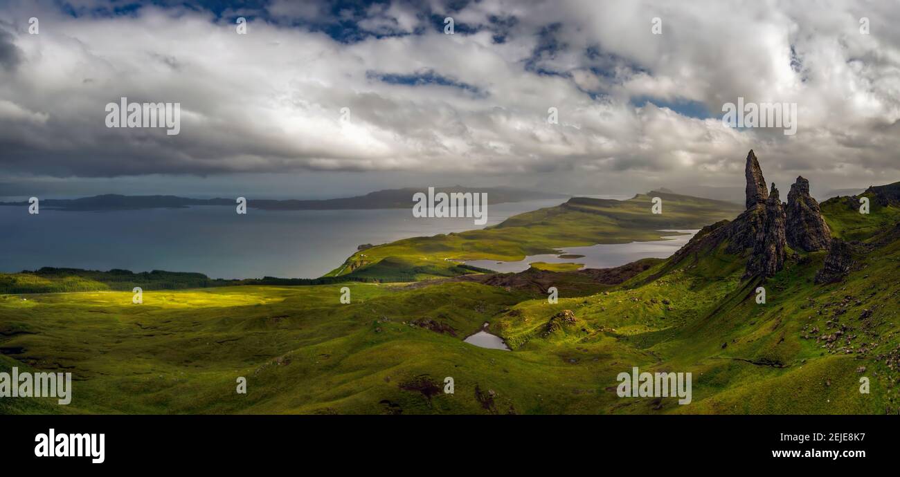 Vue sur le vieil homme de Storr au coucher du soleil, île de Skye, Écosse Banque D'Images