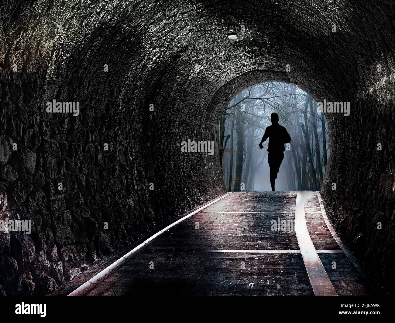 homme courant dans un tunnel Banque D'Images