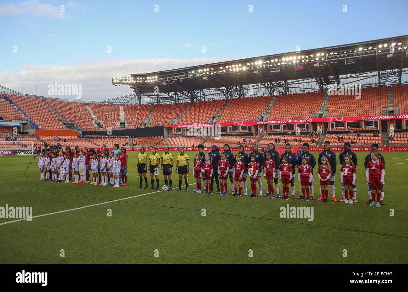 28 janvier 2020 ; Houston, Texas, États-Unis ; Le Costa Rica et le Panama se tiennent pour les hymnes pendant la qualification olympique des femmes du CONCACAF au stade BBVA. Crédit obligatoire: Thomas Shea-USA TODAY Sports/Sipa USA Banque D'Images
