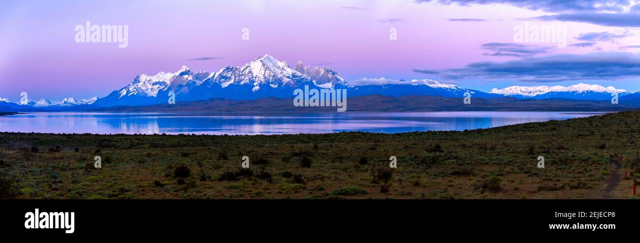 Vue sur le lac Sarmiento et la Cordillera Paine à l'aube, parc national Torres del Paine, Patagonie, Chili Banque D'Images