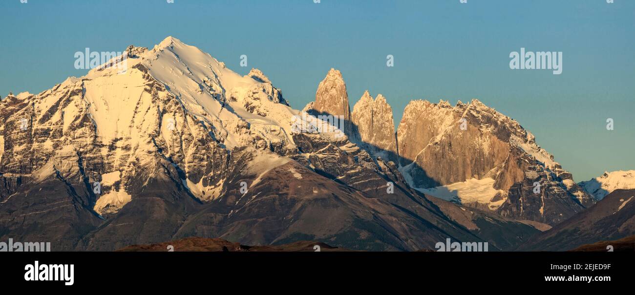 Vue à angle bas de la Cordillère Paine au lever du soleil, parc national Torres del Paine, Patagonie, Chili Banque D'Images