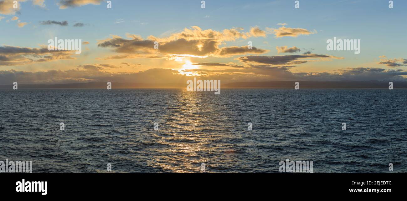 Détroit de Magellan au coucher du soleil, sud de la Patagonie, Chili Banque D'Images