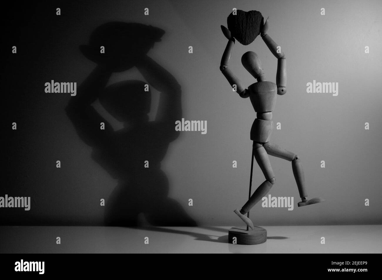 Homme factice en bois sur fond blanc Banque D'Images