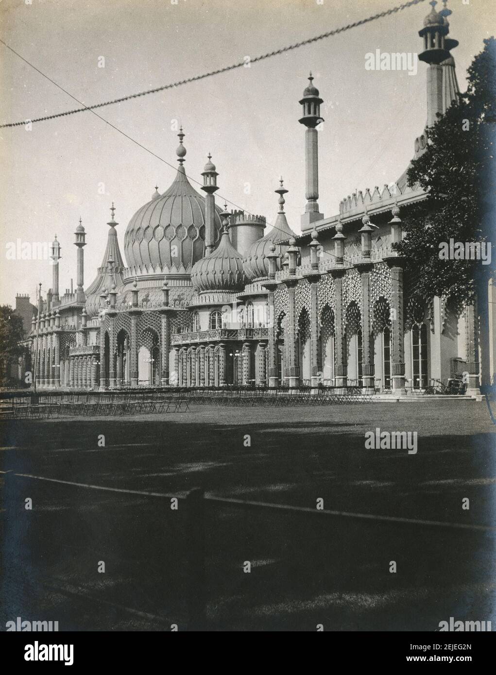 Photographie antique c1900, Brighton Dome à Brighton, Angleterre. Le Brighton Dome est un lieu artistique qui abrite la salle de concert, le Corn Exchange et le Studio Theatre (anciennement le Pavilion Theatre). SOURCE : PHOTO ORIGINALE Banque D'Images