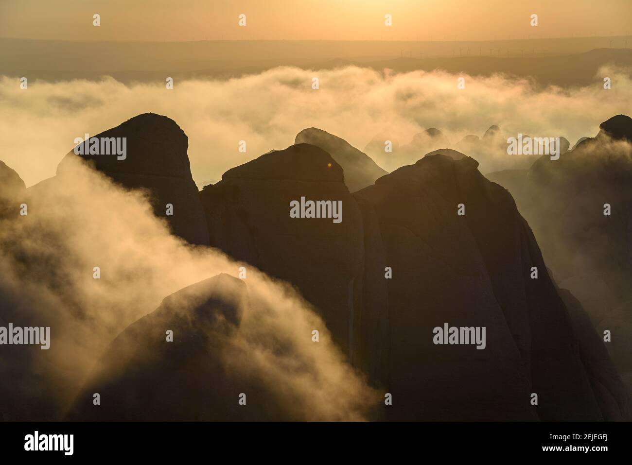 Coucher de soleil à Montserrat avec brouillard donnant sur les régions des Ecos, Frares Encantats et Agulles, vue du sommet de Sant Jeroni (Barcelone, Espagne) Banque D'Images