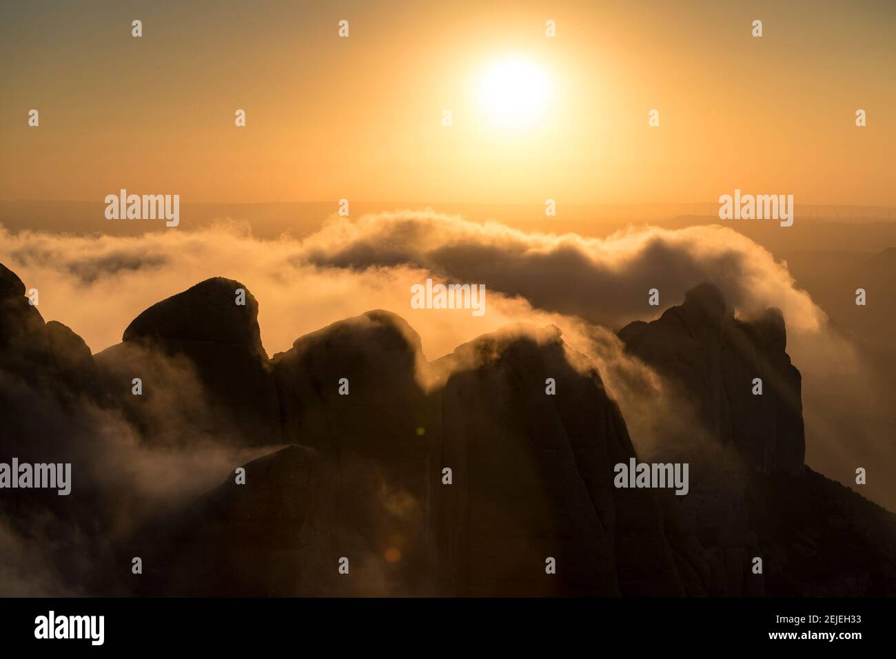 Coucher de soleil à Montserrat avec brouillard donnant sur les régions des Ecos, Frares Encantats et Agulles, vue du sommet de Sant Jeroni (Barcelone, Espagne) Banque D'Images