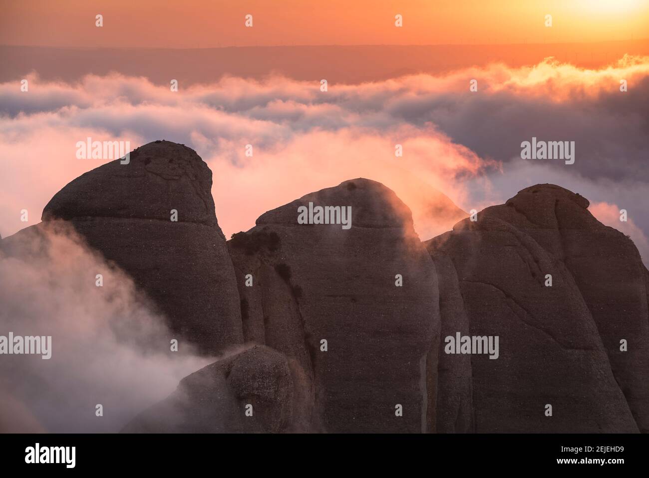 Coucher de soleil à Montserrat avec brouillard donnant sur les régions des Ecos, Frares Encantats et Agulles, vue du sommet de Sant Jeroni (Barcelone, Espagne) Banque D'Images