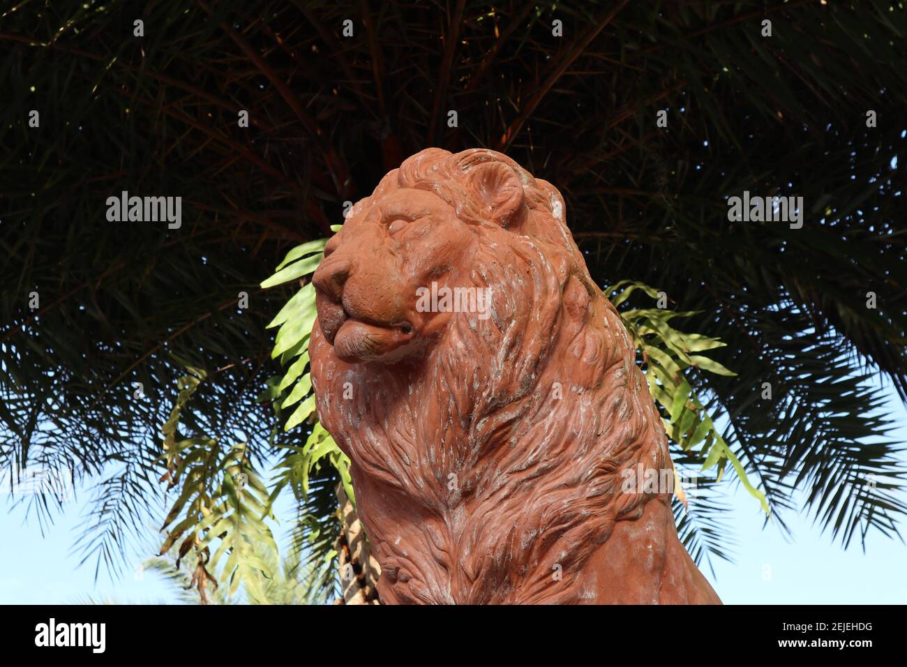 Statue de lion dans la cour du Collector Inn Banque D'Images