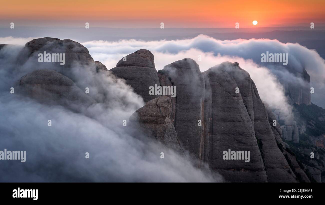 Coucher de soleil à Montserrat avec brouillard donnant sur les régions des Ecos, Frares Encantats et Agulles, vue du sommet de Sant Jeroni (Barcelone, Espagne) Banque D'Images