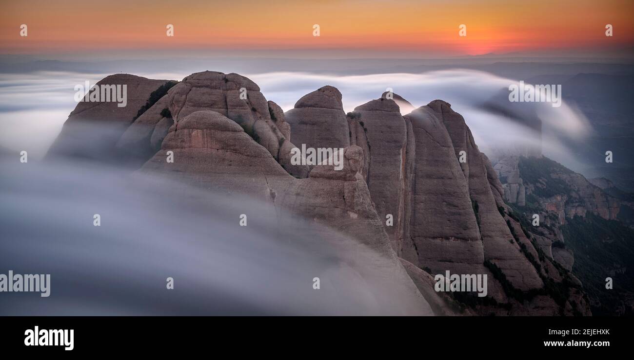 Coucher de soleil à Montserrat avec brouillard donnant sur les régions des Ecos, Frares Encantats et Agulles, vue du sommet de Sant Jeroni (Barcelone, Espagne) Banque D'Images