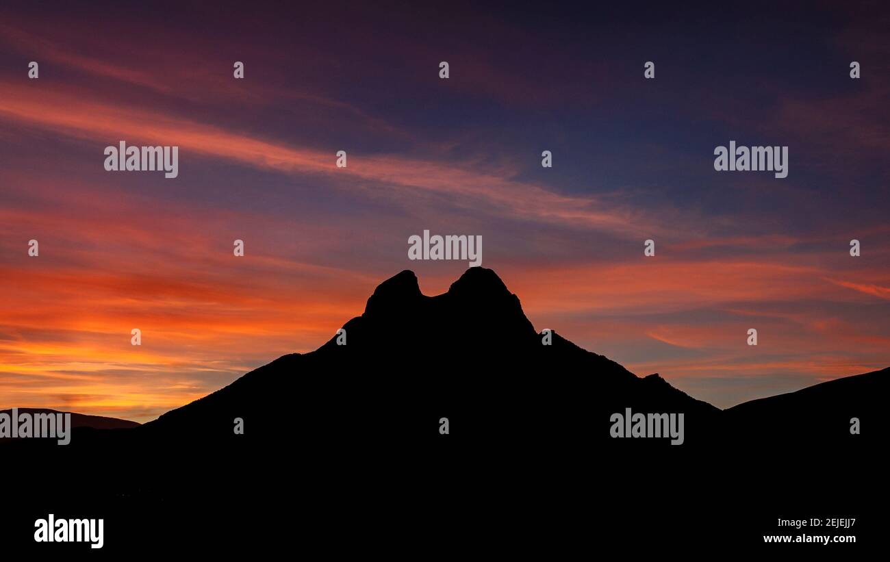 Coucher de soleil dans le massif de la Pedraforca (Catalogne, Espagne, Pyrénées) ESP: Atardecer en el Pedraforca (Cataluña, España, Pirineos) Banque D'Images