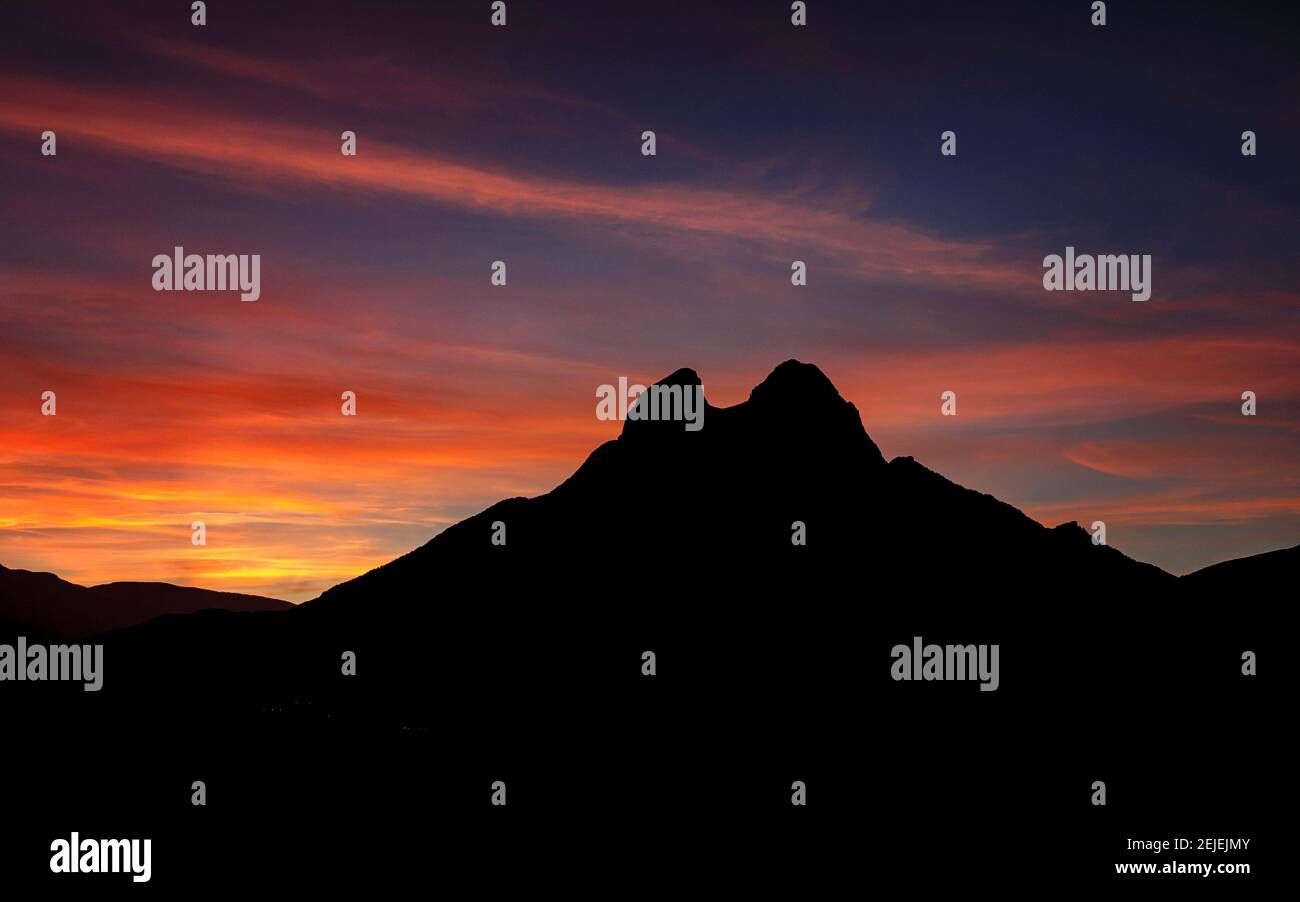 Coucher de soleil dans le massif de la Pedraforca (Catalogne, Espagne, Pyrénées) ESP: Atardecer en el Pedraforca (Cataluña, España, Pirineos) Banque D'Images