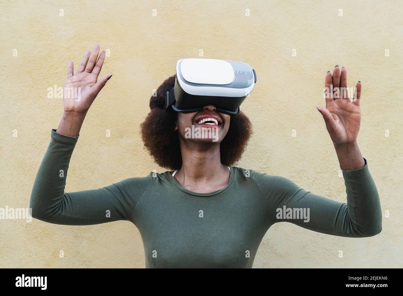 Afro femme utilisant des lunettes de réalité virtuelle en plein air - heureuse jeune fille ayant plaisir avec la technologie innovante vr googles Banque D'Images