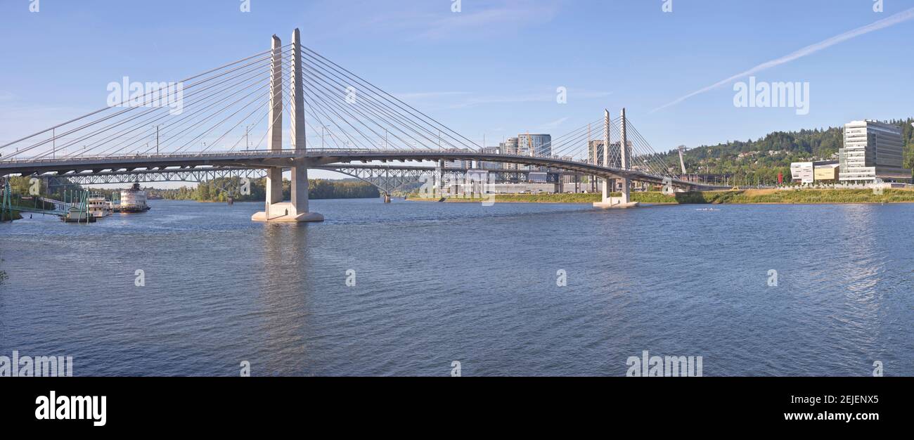 Pont traversant une rivière, Tilikum Crossing, rivière Willamette, Portland, comté de Multnomah, Oregon, États-Unis Banque D'Images