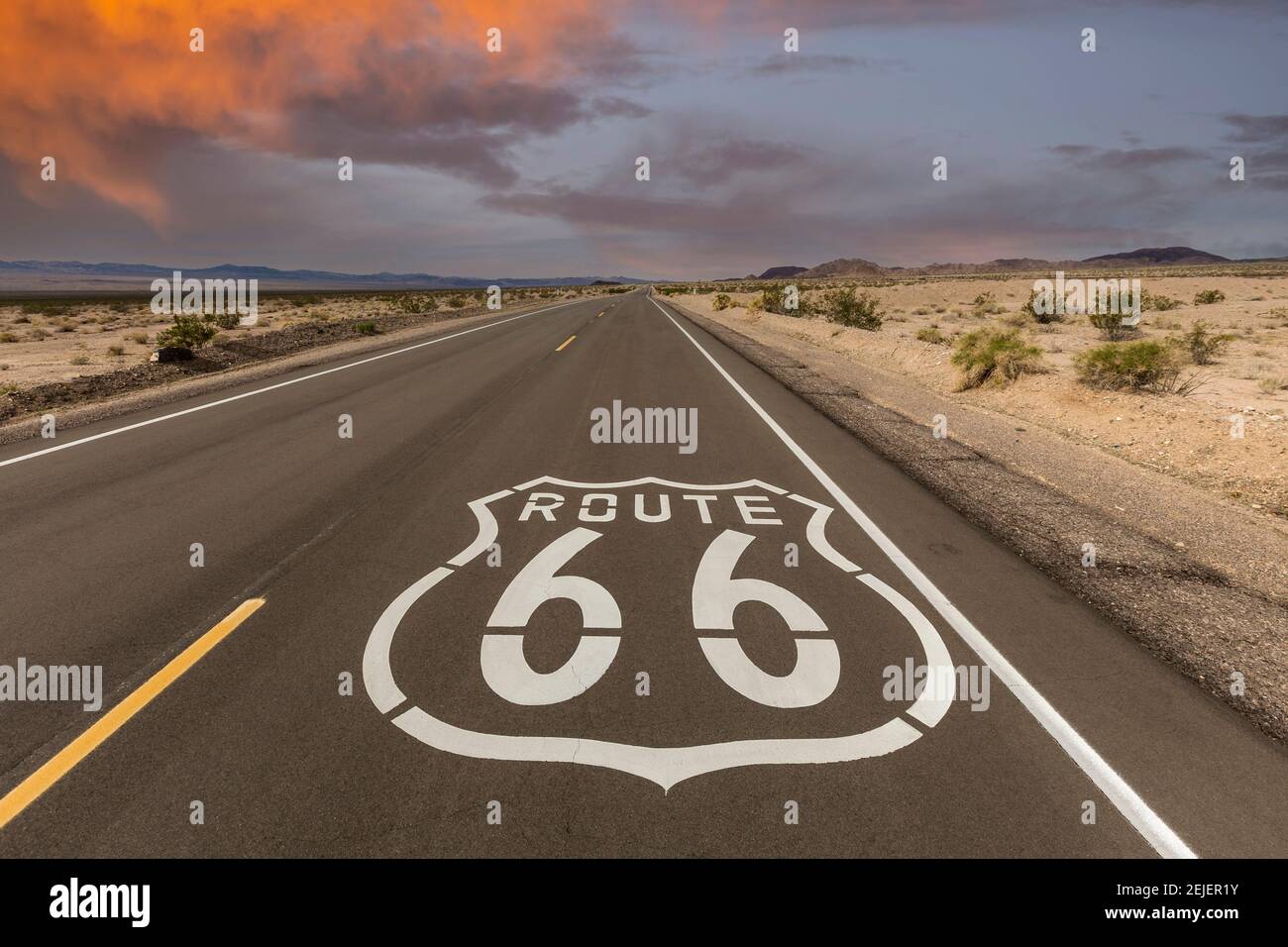 Panneau historique de la route 66 avec ciel de coucher de soleil près d'Amboy dans le désert de Mojave en Californie. Banque D'Images