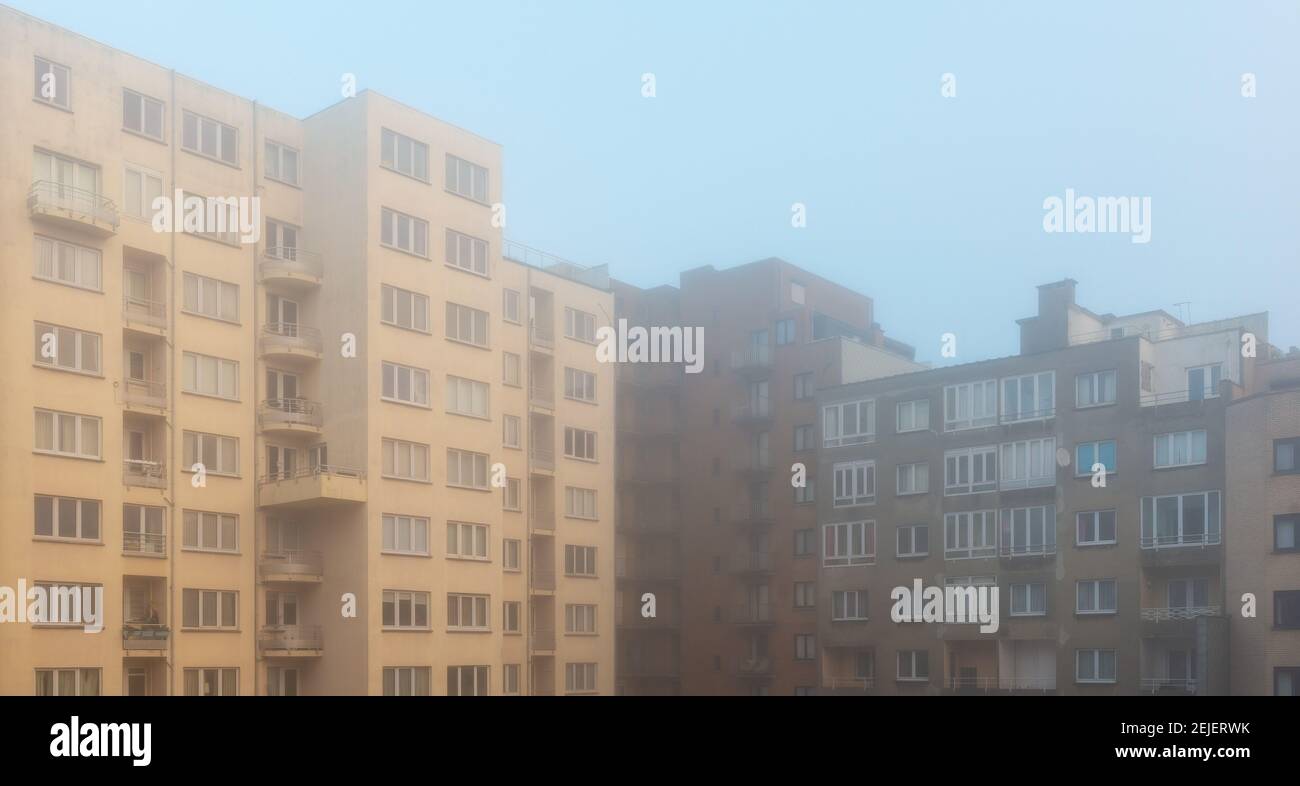 Immeubles d'appartements dans le brouillard et la brume, Oostende (Ostende), Belgique. Banque D'Images