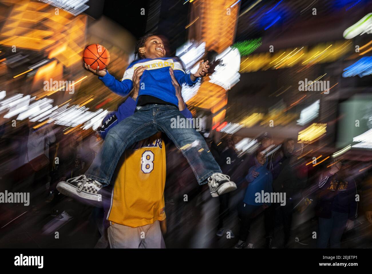 Kaiden Higgins, âgé de quatre ans, fait une balle de basket-ball tandis que les fans se rassemblent à l'extérieur du Staples Center pour rendre hommage à Kobe Bryant qui est décédé lors d'un accident d'hélicoptère avec sa fille Gianna et 7 autres personnes. Los Angeles, Californie, le 29 janvier 2020. (Photo de Ronen Tivony/Sipa USA) *** Veuillez utiliser le crédit du champ de crédit *** Banque D'Images