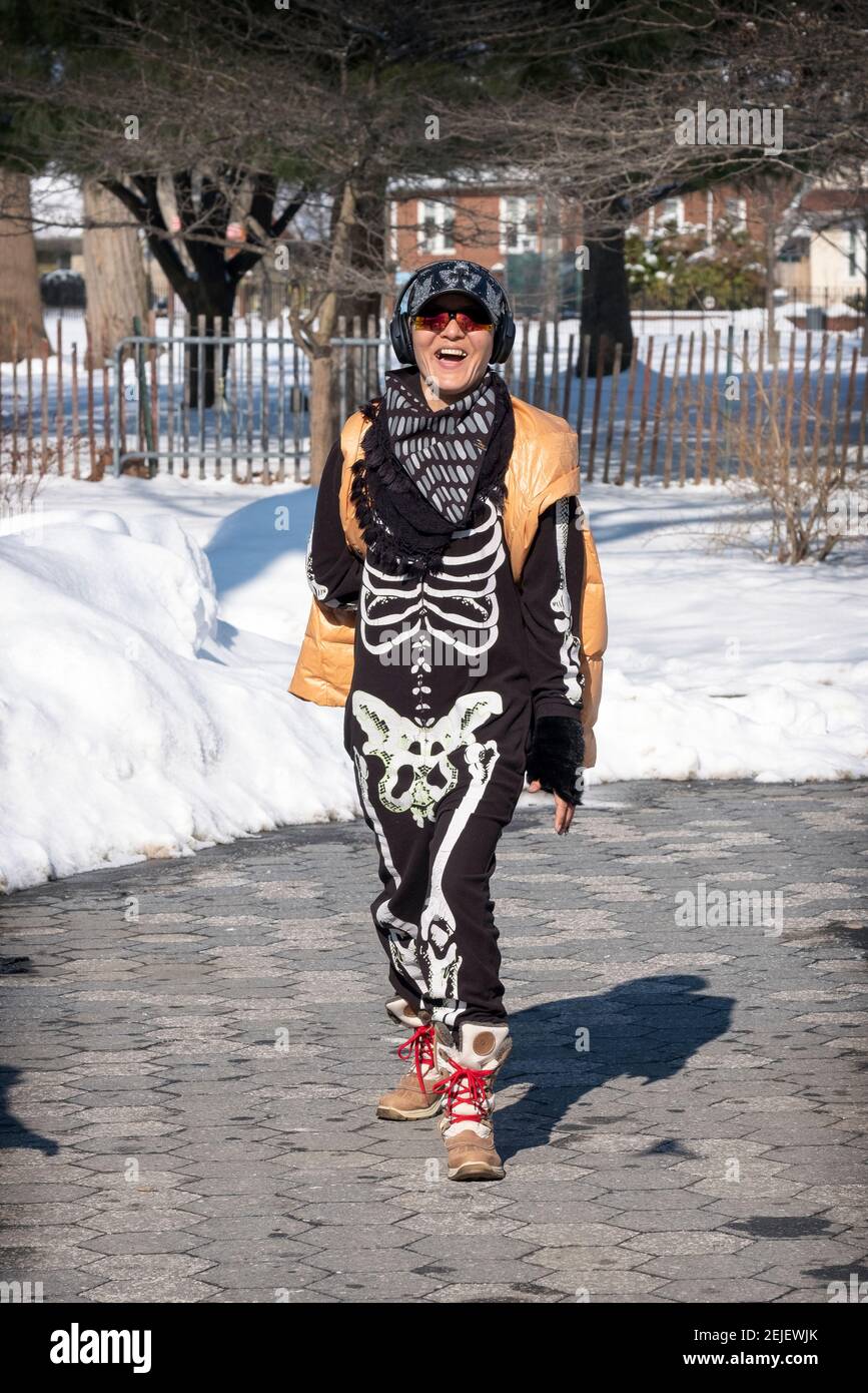 Une femme asiatique américaine avec un style personnel unique a un rire à Kissena Park, Flushing, New York. Banque D'Images