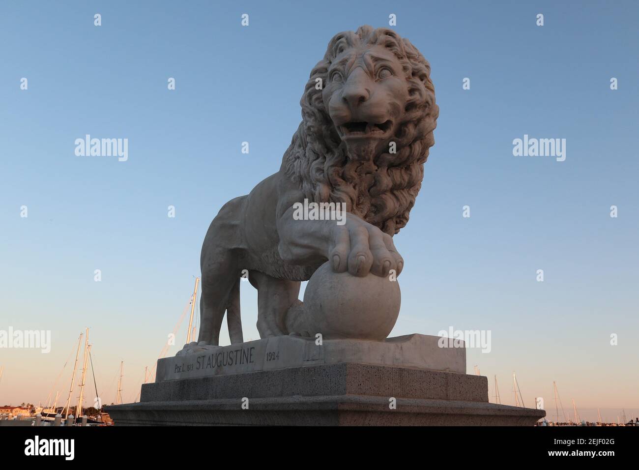 Statue du lion au pont des Lions Banque D'Images