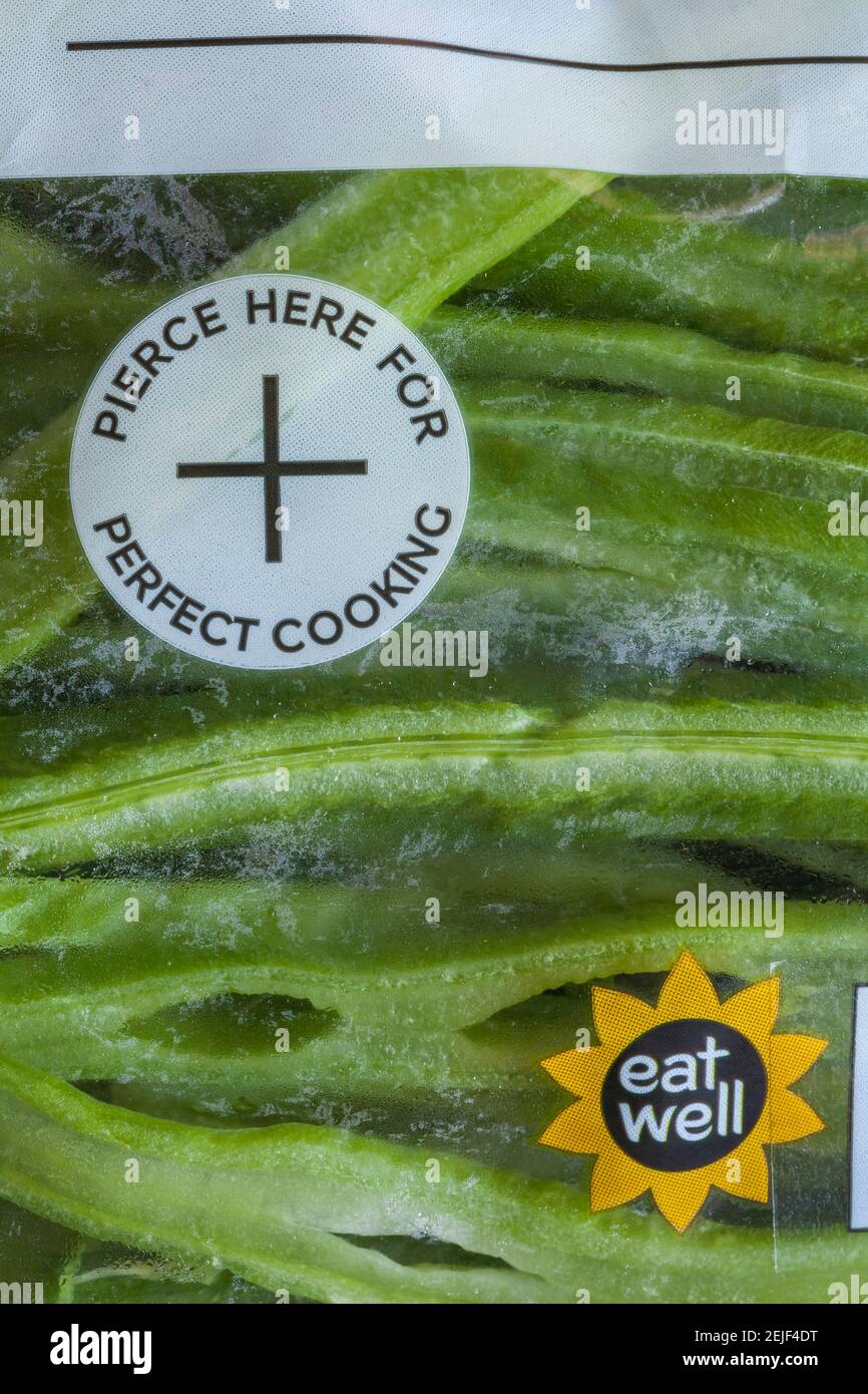 Percez ici pour une cuisson parfaite et le symbole mangez bien Paquet de haricots blancs traditionnels sans chaîne de M&S. Banque D'Images