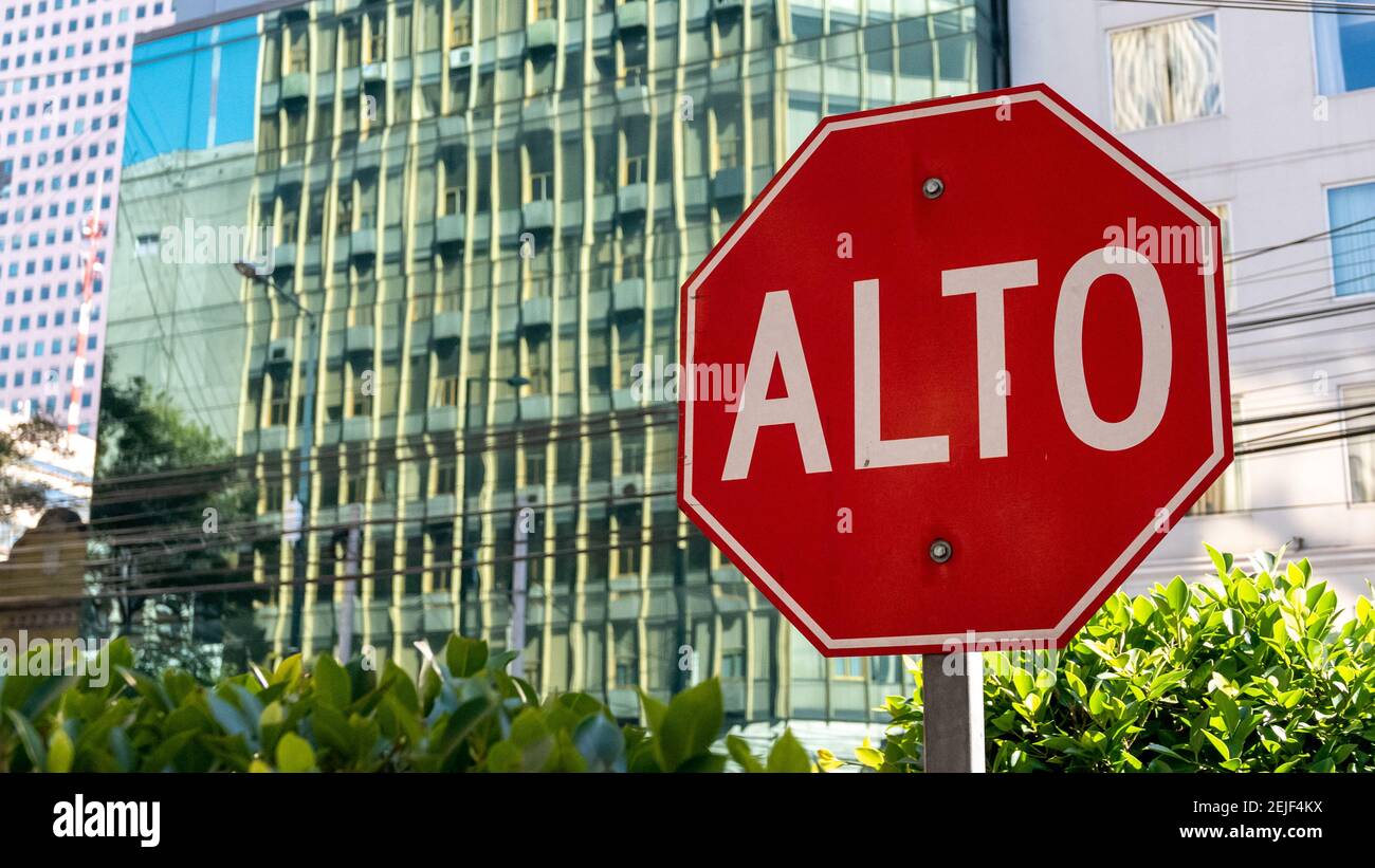 Mexico, Mexique - 21 novembre 2016 : vue générale d'un panneau de signalisation ALTO (Stop), avec des blocs de bureaux en arrière-plan Banque D'Images