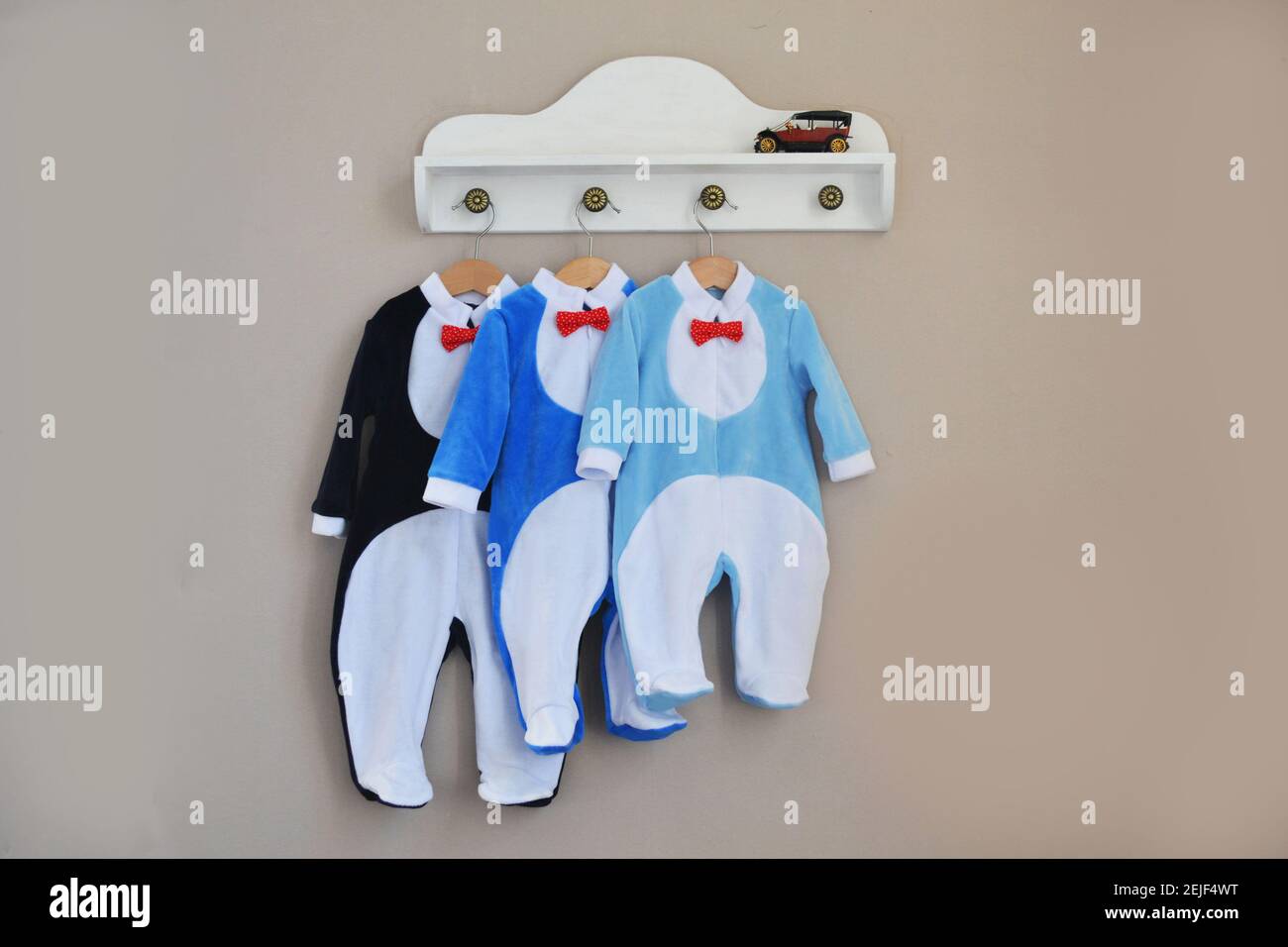 Curseurs pour bébés pour nouveau-nés sous forme de costumes de pingouins. Banque D'Images