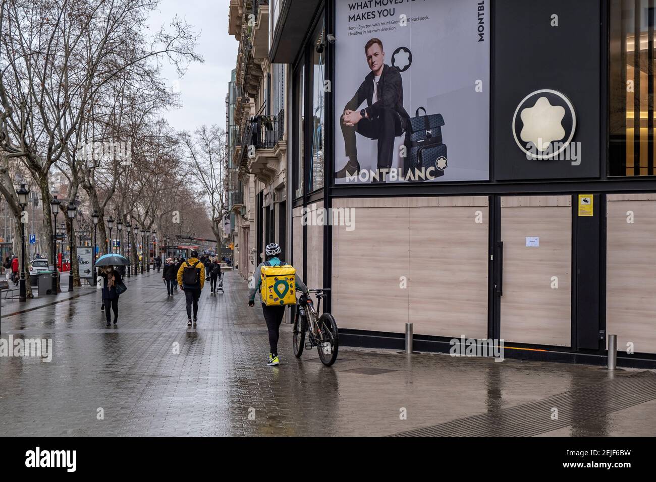 Barcelone, Espagne. 22 février 2021. Le magasin Montblanc est vu sur Passeig de Gràcia avec les fenêtres blindées anti-pleurs.plus de 50 magasins ont subi des dommages à leurs vitrines et certains ont été pillés sur Passeig de Gràcia lors des émeutes qui ont suivi les manifestations pour la liberté du rappeur Pablo Hasel. Crédit : SOPA Images Limited/Alamy Live News Banque D'Images