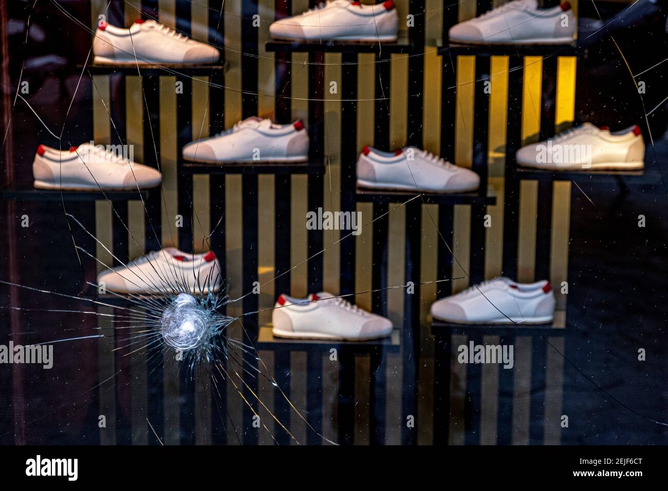 Barcelone, Espagne. 22 février 2021. Une fenêtre en verre d'un magasin de  chaussures de sport de luxe à Passeig de Gràcia vu endommagé par des  pierres.plus de 50 magasins ont subi des