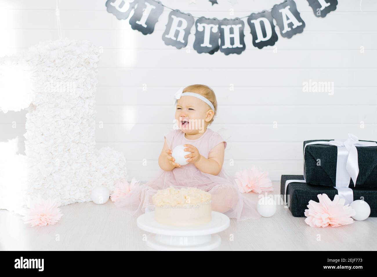 Anniversaire Fille 1 An Assis Dans La Zone Photo Pres Du Gateau D Anniversaire Photo Stock Alamy Anniversaire Fille 1 An Assis Dans La Zone Photo Pres Du Gateau D Anniversaire Photo Stock Alamy