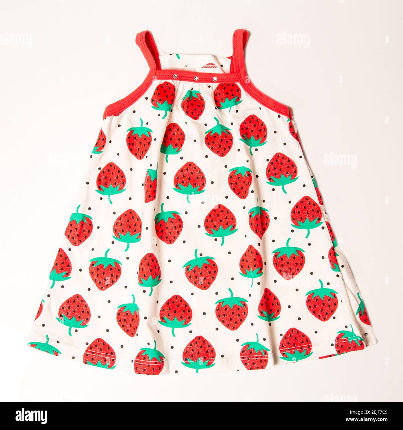 Robe d'été légère pour enfants avec motif fraise. Banque D'Images