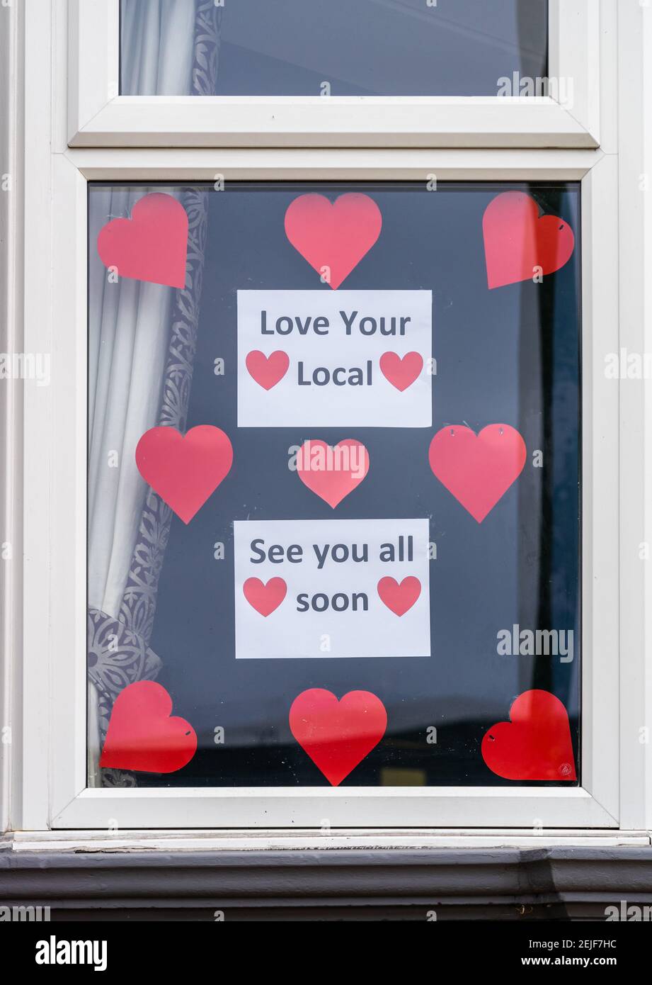 Southampton, Royaume-Uni. 22 février 2021. Une fenêtre de pub décorée de coeurs et de signes disant « Love You All - See You Soon » en prévision d'un possible assouplissement du verrouillage et les clients pouvant retourner dans les pubs lors de leur réouverture en Angleterre. Banque D'Images