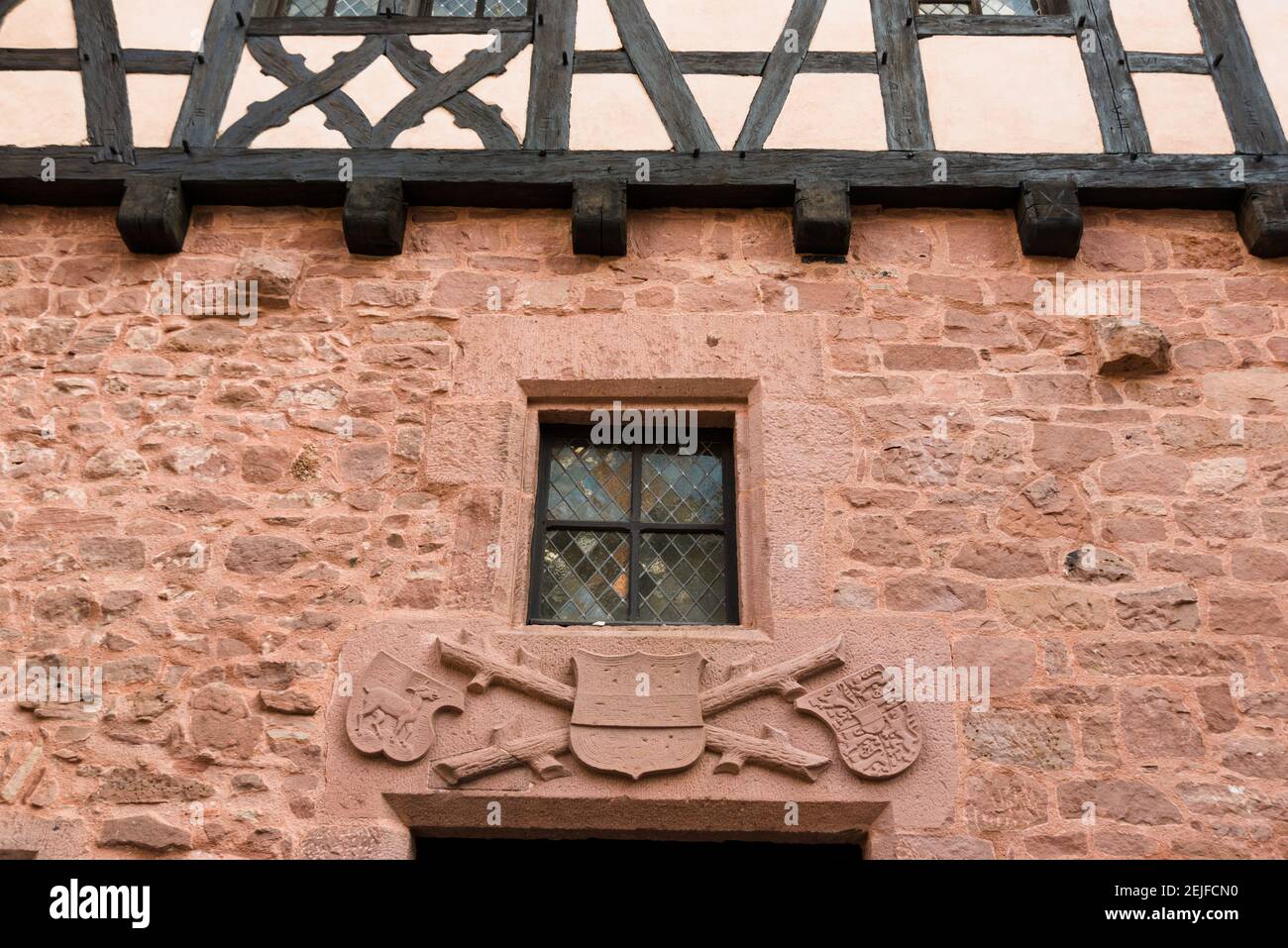 Détail d'une sculpture, colombage et fenêtre sur un mur dans le château du Haut-Koenigsbourg, Alsace, France Banque D'Images