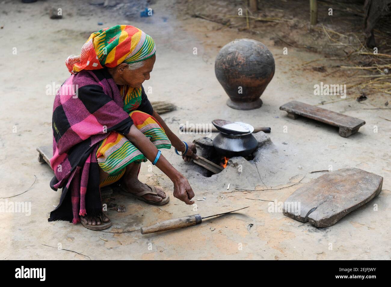 BANGLADESH, région Madhupur, peuple Garo, société matrilinéaire, femme Garo cuisine la nourriture / BANGLADESCH, Madhupur, Garos sind eine christliche U. ethnische Minderheit , Garo folgen einer matrilinearen Abstammungsregel, Frau an Feuerstelle Banque D'Images