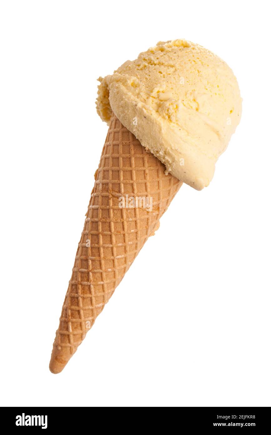 Un cône de glace avec une cuillère de glace à la vanille crème isolée sur fond blanc Banque D'Images