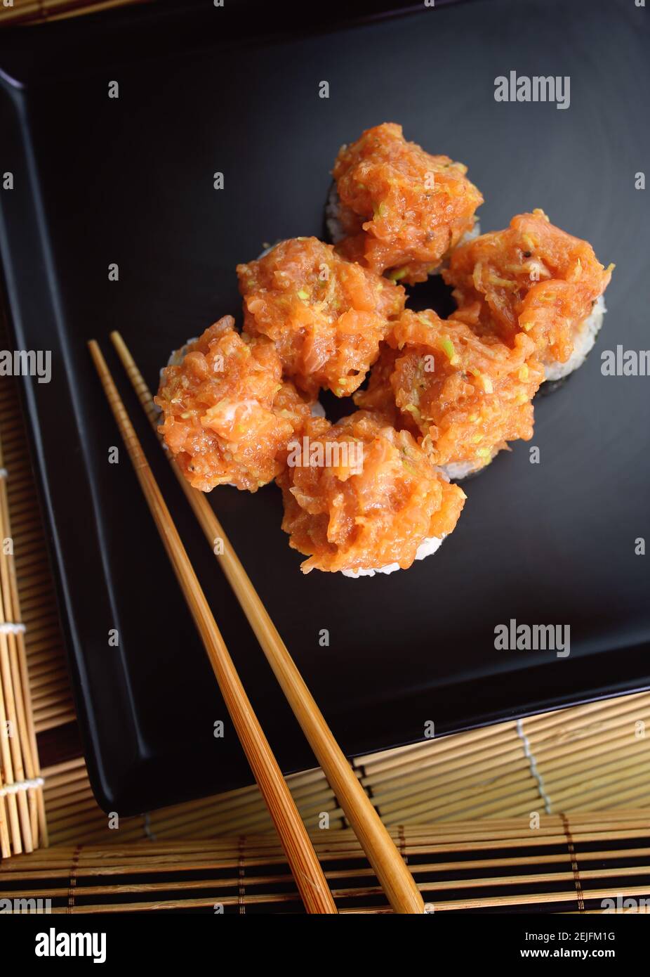 tartare de poisson servi sous forme de sushi Banque D'Images